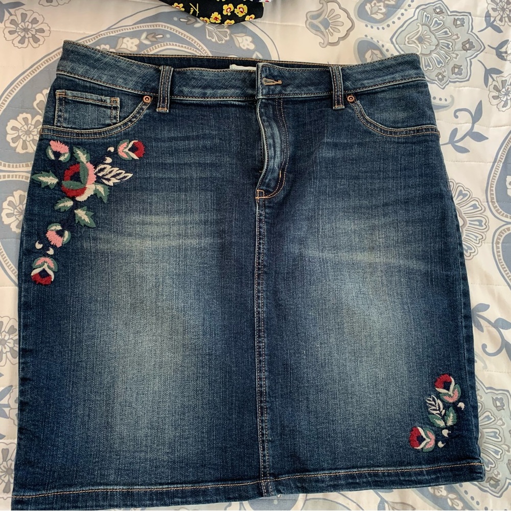 Nice squirt embroidered size 10
